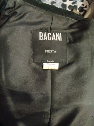 Conjunto chaqueta y falda negro con tornasol verde
