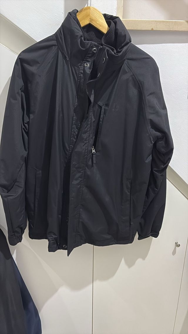 Chaqueta impermeable tipo chubasquero