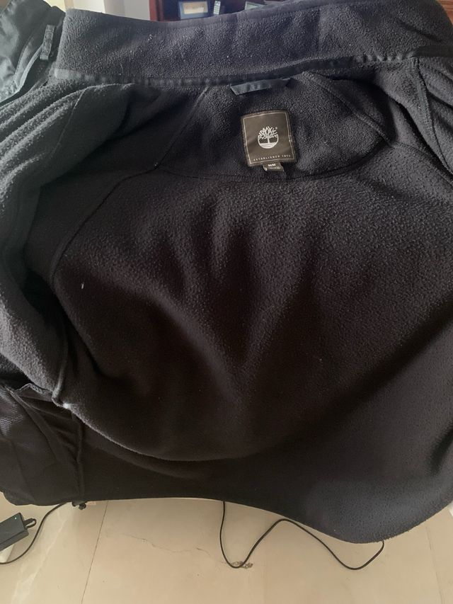 Chaqueta impermeable tipo chubasquero