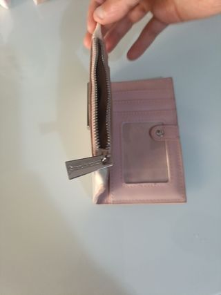 Carteira bege com detalhes em castanho