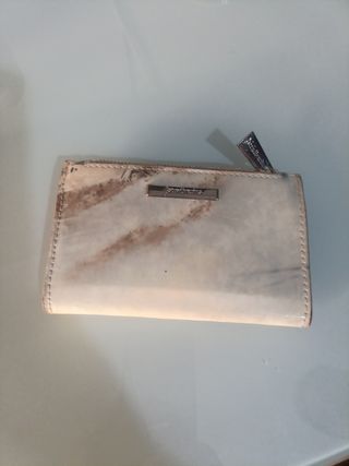 Carteira bege com detalhes em castanho