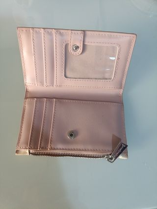 Carteira bege com detalhes em castanho