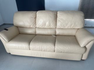 Sofá de piel beige