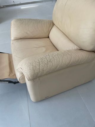 Sofá de piel beige