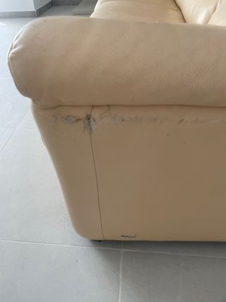Sofá de piel beige