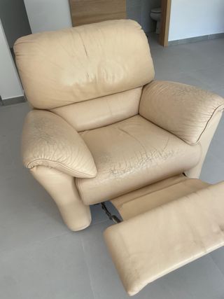 Sofá de piel beige