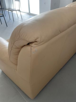 Sofá de piel beige