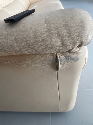 Sofá de piel beige