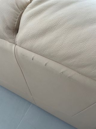 Sofá de piel beige