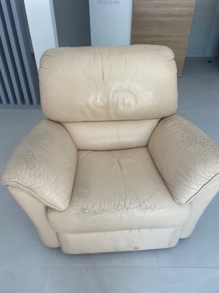 Sofá de piel beige