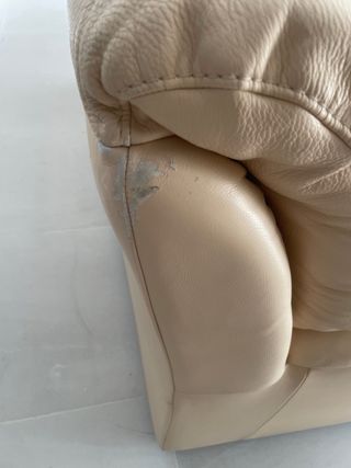 Sofá de piel beige