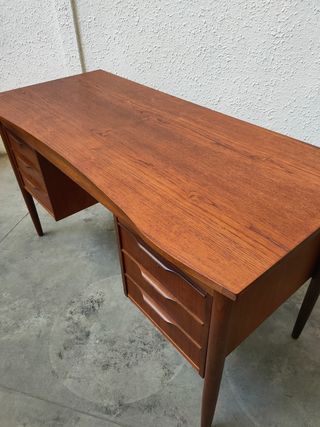 Escritorio de madera marrón