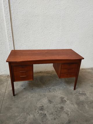 Escritorio de madera marrón