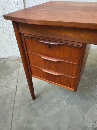 Escritorio de madera marrón