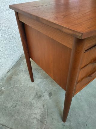 Escritorio de madera marrón