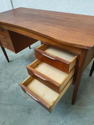 Escritorio de madera marrón