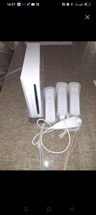 Consola Nintendo Wii con tres mandos 
