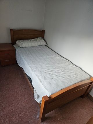 Cama individual de madera con cabecero