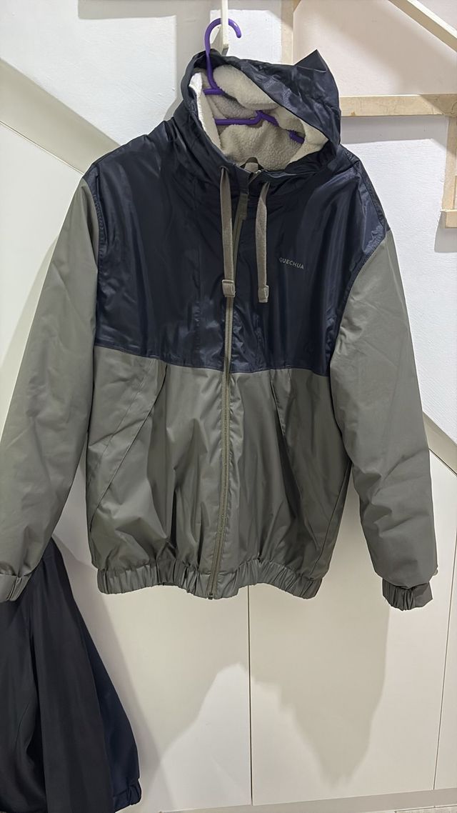 Chaqueta impermeable Quechua verde y negra