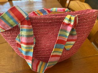 Borsa paglia rosa con fiocchi colorati