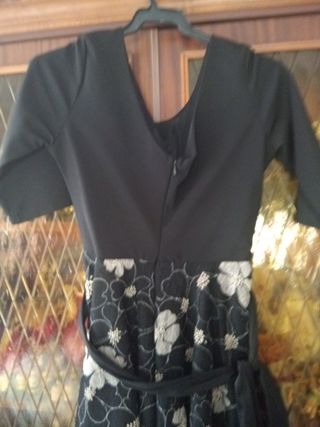 Vestido elegante negro con flores blancas