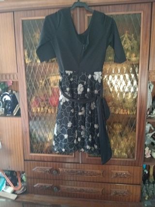Vestido elegante negro con flores blancas