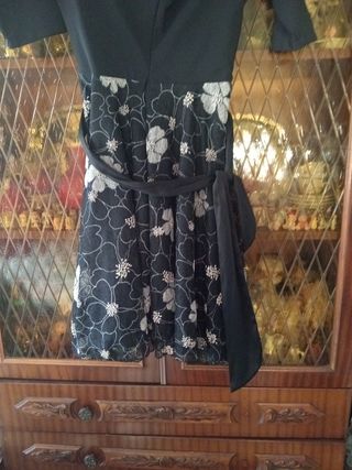 Vestido elegante negro con flores blancas
