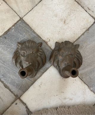 Fontana in metallo a coppia di leoni