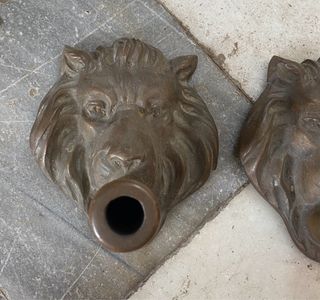 Fontana in metallo a coppia di leoni