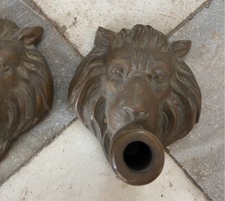 Fontana in metallo a coppia di leoni