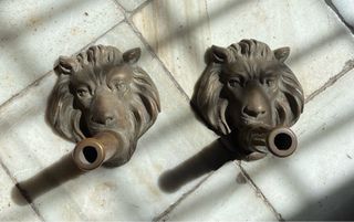 Fontana in metallo a coppia di leoni