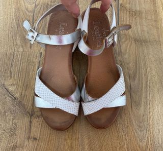 Sandalias plateadas y blancas