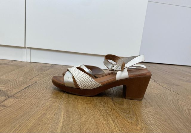 Sandalias plateadas y blancas