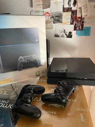 Consola PS4 con 2 mandos y caja