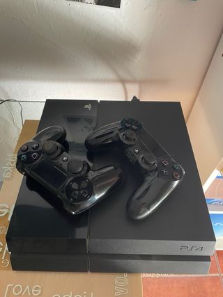 Consola PS4 con 2 mandos y caja