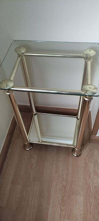 Mesa auxiliar cristal y metal dorado