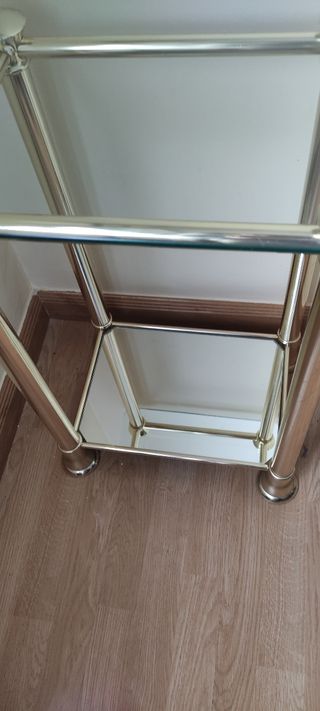 Mesa auxiliar cristal y metal dorado