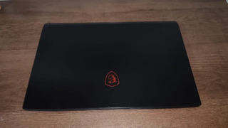 MSI Laptop Negro con Logo Rojo