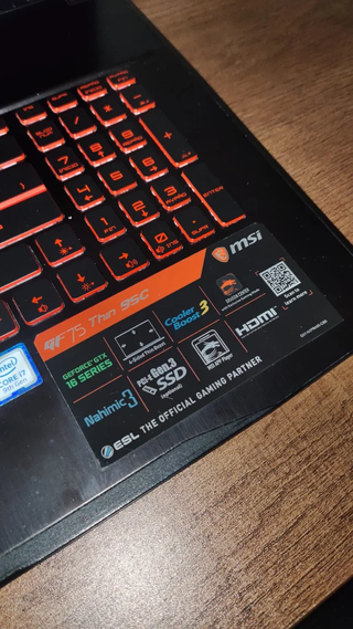 MSI Laptop Negro con Logo Rojo