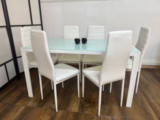 Mesa Cristal y Sillas Polipiel Blancas Diseño