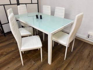 Mesa Cristal y Sillas Polipiel Blancas Diseño