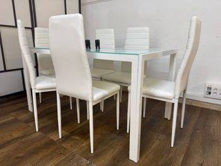 Mesa Cristal y Sillas Polipiel Blancas Diseño