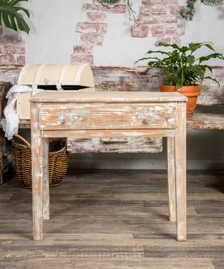 Mesa rústica antigua de madera
