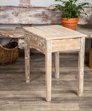 Mesa rústica antigua de madera