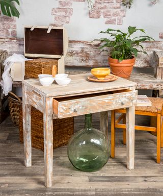 Mesa rústica antigua de madera