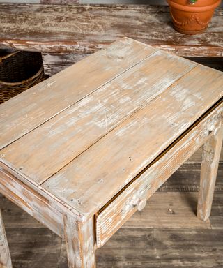 Mesa rústica antigua de madera
