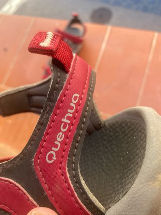 Sandalias deportivas grises y rojas granate 