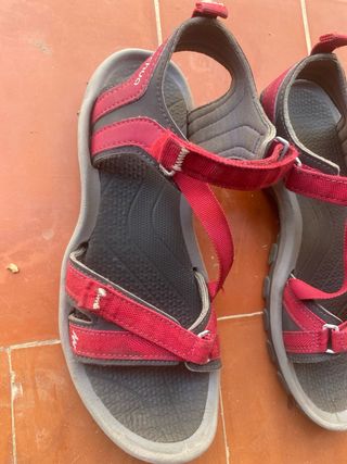 Sandalias deportivas grises y rojas granate 