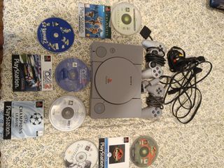 Consola PlayStation 1 con 2 mandos y juegos