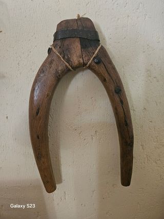 Orcate. Yugo de madera antiguo